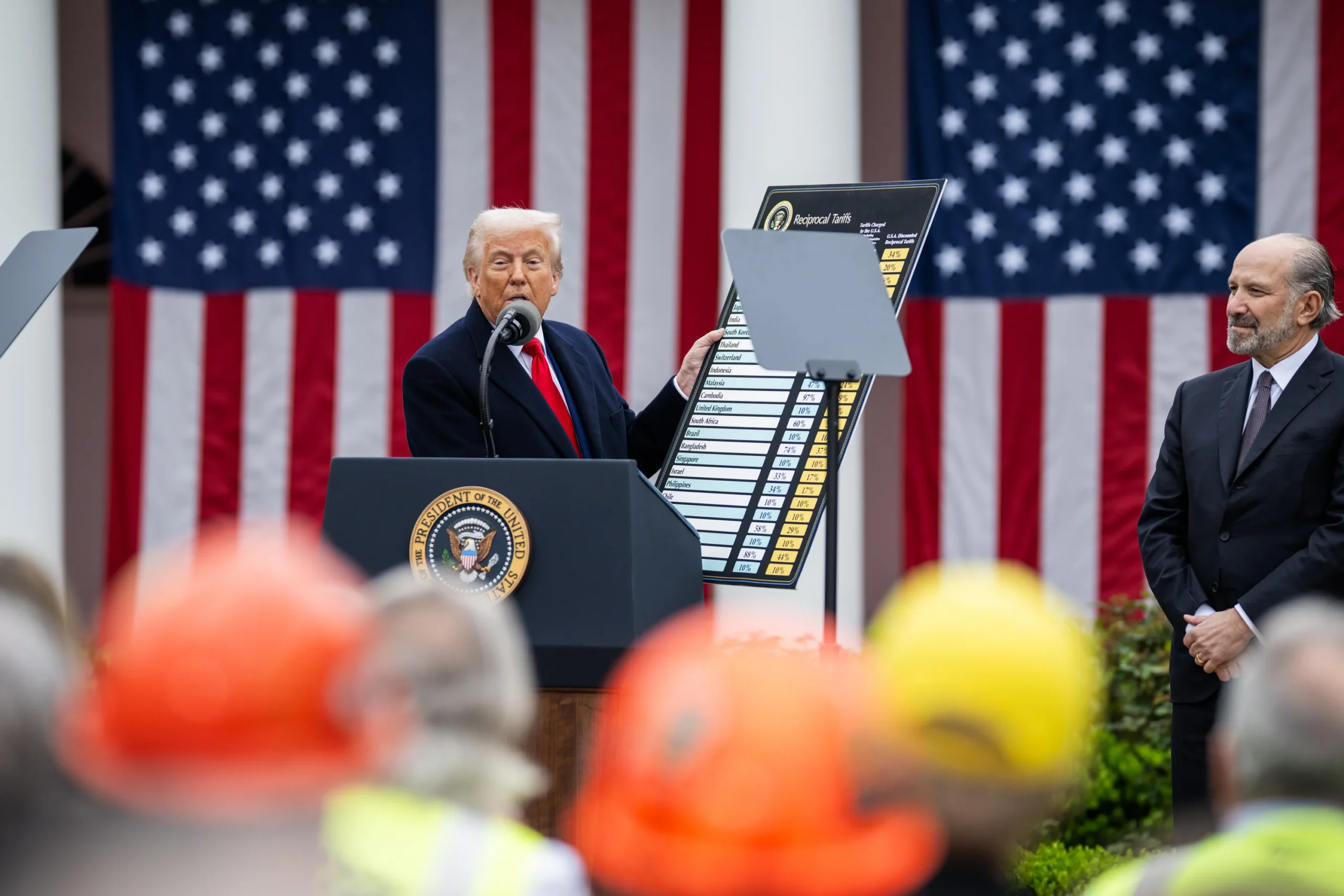 Дональд Трамп з таблицею тарифів у Білому домі